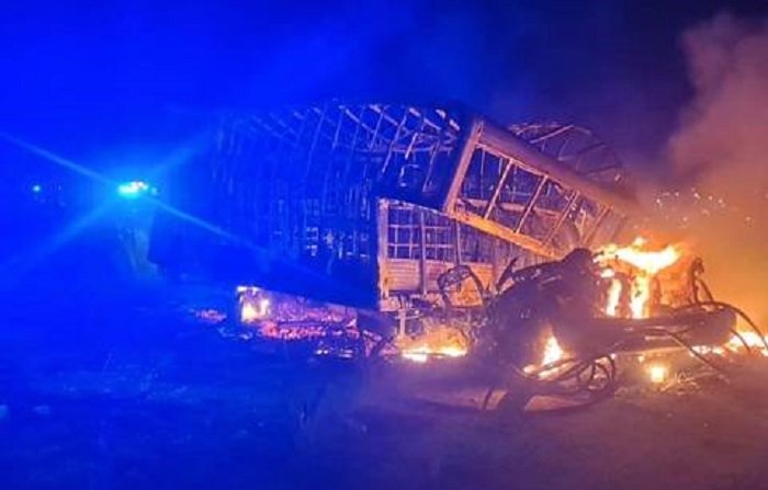 Explosion e Incendio de un Trailer de Caja Seca Cargado de Seis Bidones de Gasolina de Huachicol