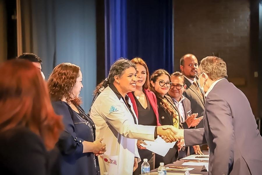 Entrega Titular de Salud Dictámenes de Acreditación a Establecimientos de Salud
