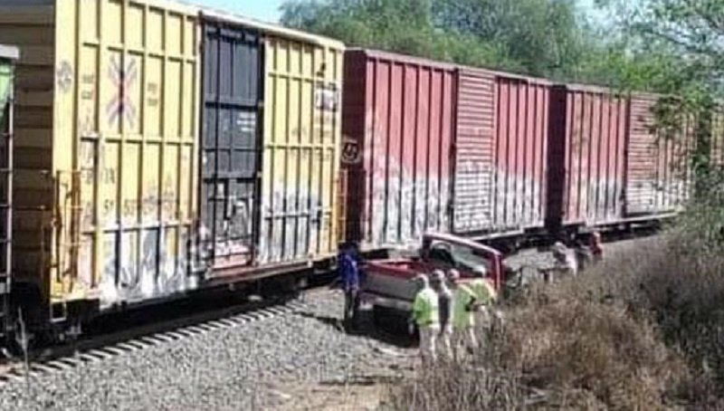Impacta Tren a Camioneta en La Loma, el Conductor se Descuido, no Hubo Heridos