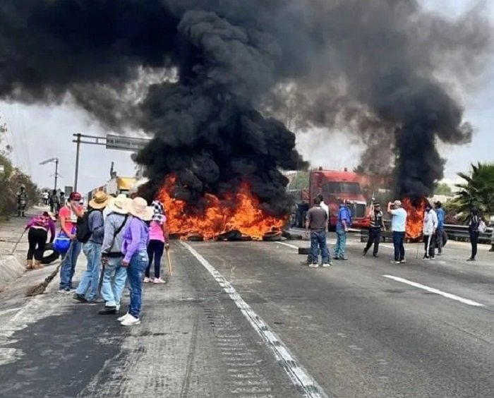 Pobladores de la Cantera Bloquean la Super México- Queretaro, Les Quitan Predio de 110 Hctareas se los dan a Empresarios
