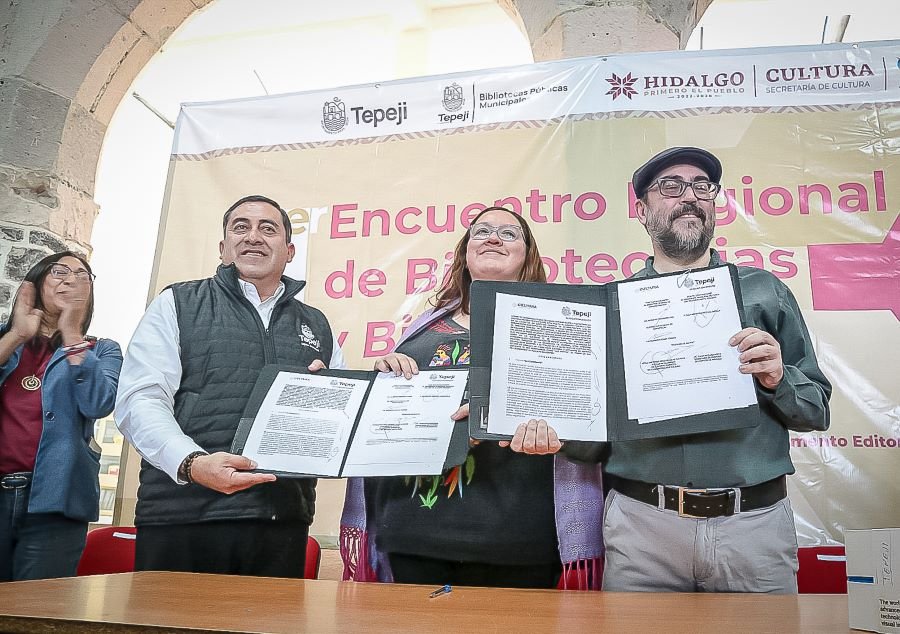 Entrega Cultura aparato que permite leer en tiempo real a personas ciegas en Tepeji