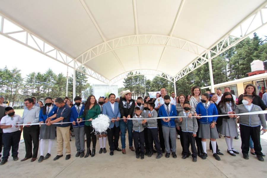 Natividad Castrejón Entregó Techumbres en las Escuelas de San Agustín Metzquititlán y Zacualtipán