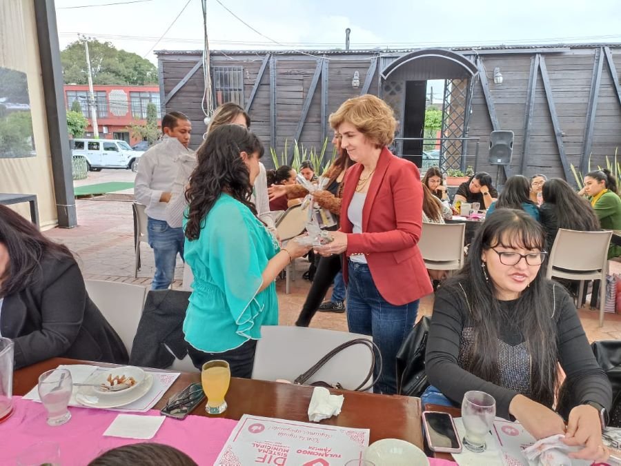 El Sistema DIF Festejó a Las Maestras de Los CAIC