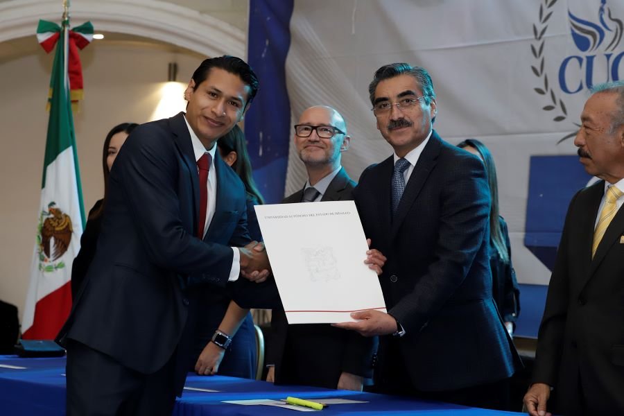 Rector de UAEH Entrega Títulos A Egresadas y Egresados del CUC