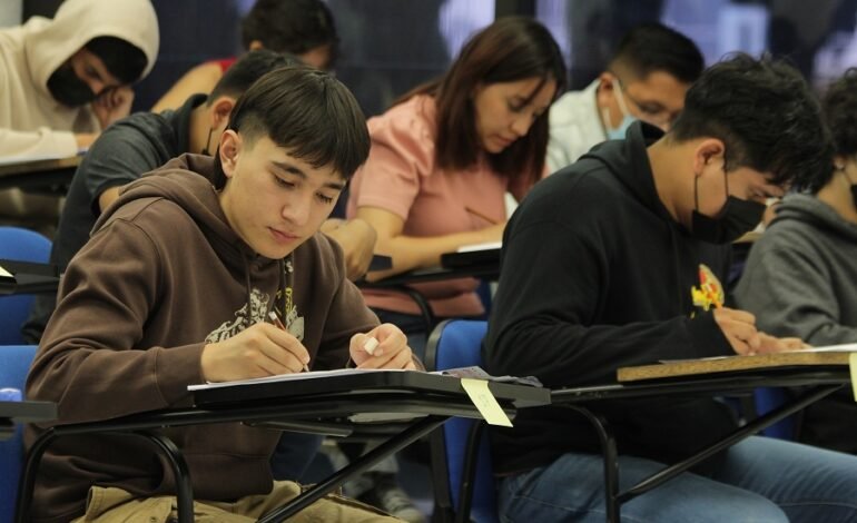 Detonará Sedeco Economía enAspirantes a Medicina de UAEH contestan examen de admisión