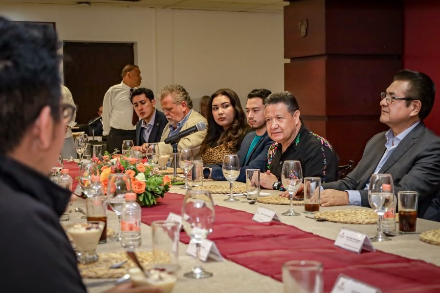 Julio Menchaca se Reúne Con Hijos de Migrantes