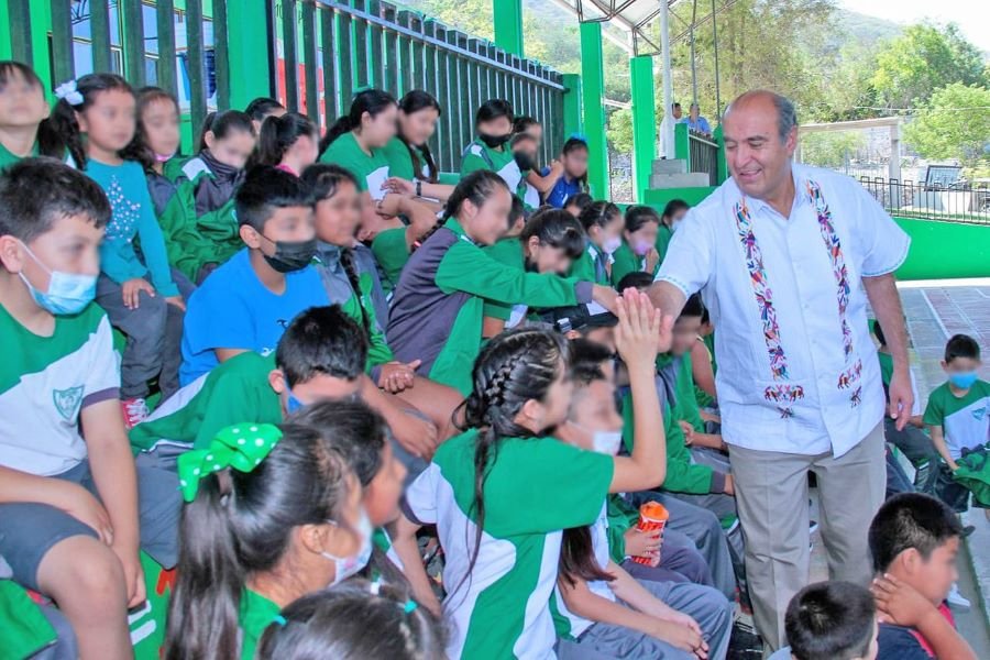 Natividad Castrejón Visitó Escuelas de Pacula