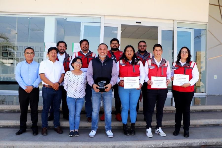 UPT Recibe al “Compromiso con la Acreditación” en la Categoría de Laboratorio de Ensayo, por Galardón de la EMA