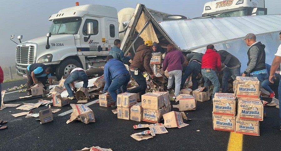 Carambola de 4 tráileres genera rapiña en autopista México-Tulancingo