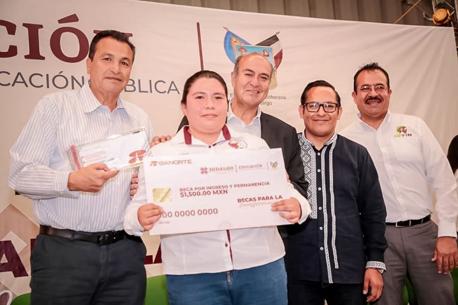 Comunidad Estudiantil del Valle del Mezquital Recibe Becas para la Trasformación