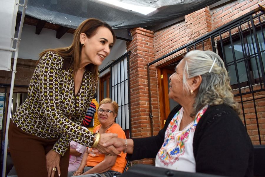 Entrega IAAMEH apoyos funcionales para habitantes de Nopala