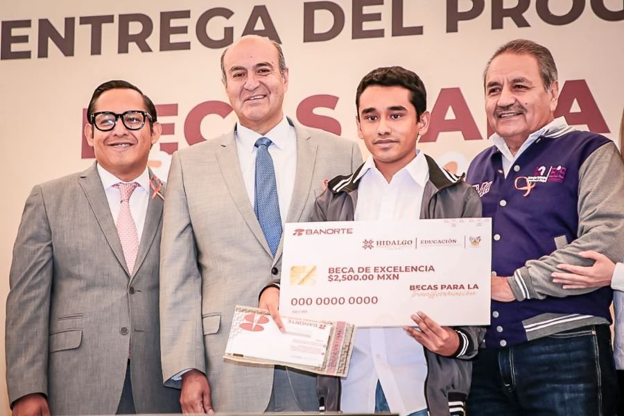 Estudiantes de la UPMH y UTVAM Recibieron Sus Becas Para la Transformación