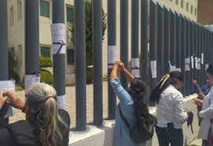 Mujeres Dejan  al PRI y Pegan sus Renuncias en el Cercado del Cubo de Colosio Para que el Lider se Entere