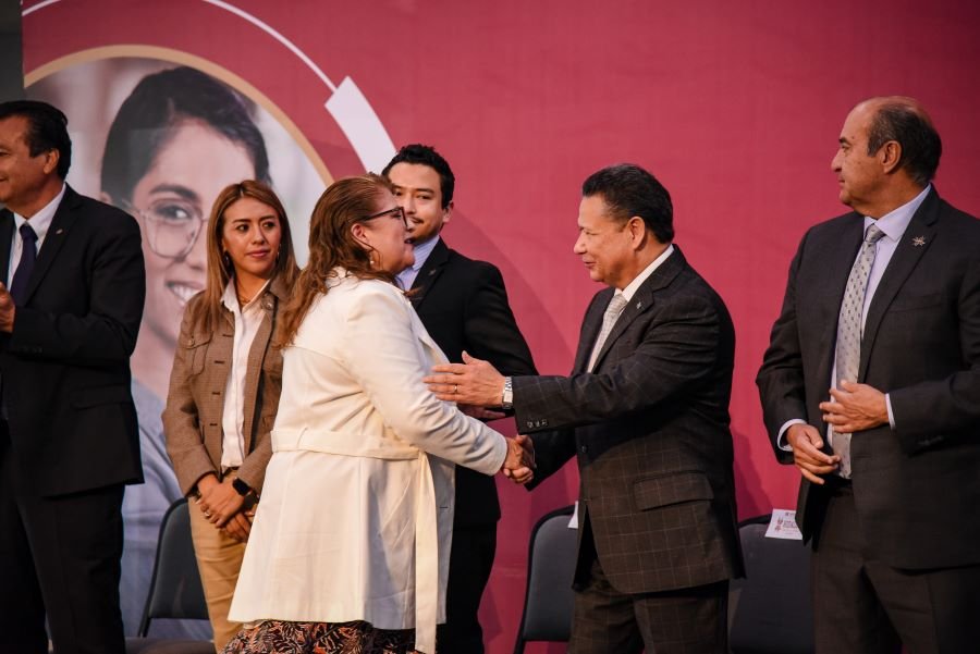 Presenta Menchaca Salazar la Academia de la Transformación