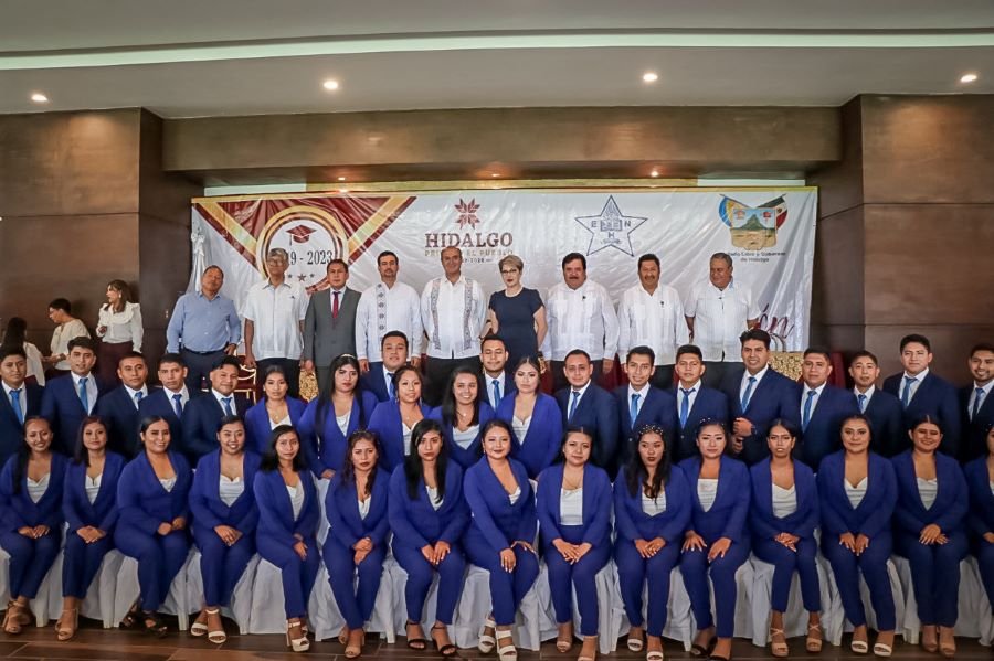 Presiden Autoridades Educativas, la Ceremonia de Graduación  de la Escuela Normal de las Huastecas