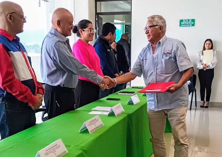 Presidente Municipal Jorge Márquez, Entregó Escrituras a Habitantes de Tulancingo
