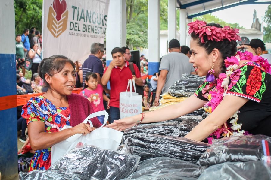 Realizan en Xochiatipan y Huazalingo el Tianguis del Bienestar,  en Beneficio de Miles de Familias