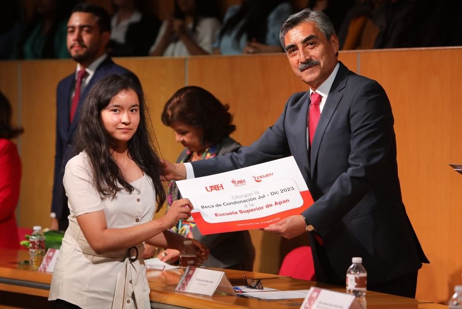 Reciben beca 700 estudiantes Garza para continuar sus estudios