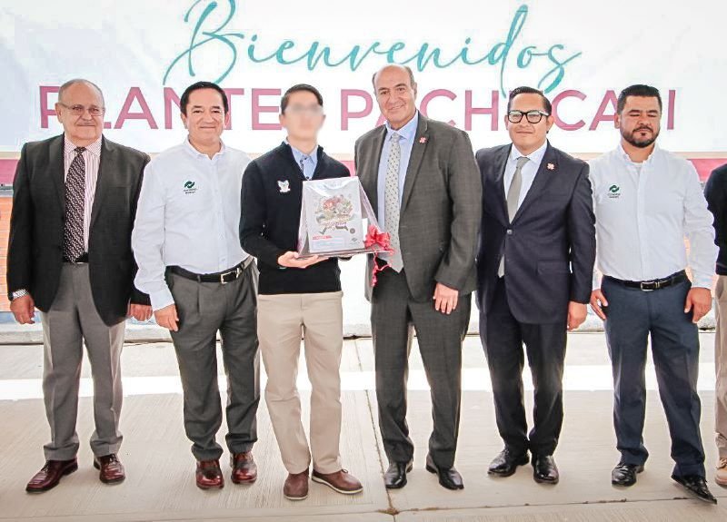 Entrega Natividad Castrejón uniformes y libros a estudiantes del Conalep Pachuca II