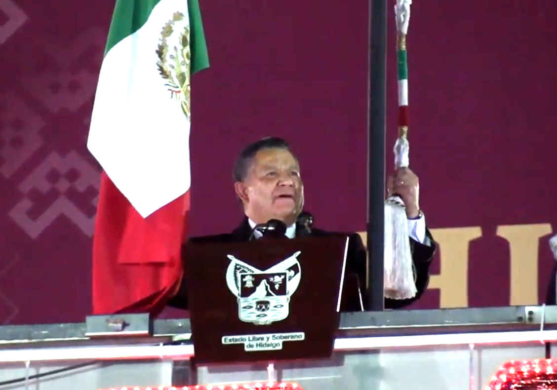 Julio Menchaca Encabeza el Grito de Independencia en la Plaza Juárez