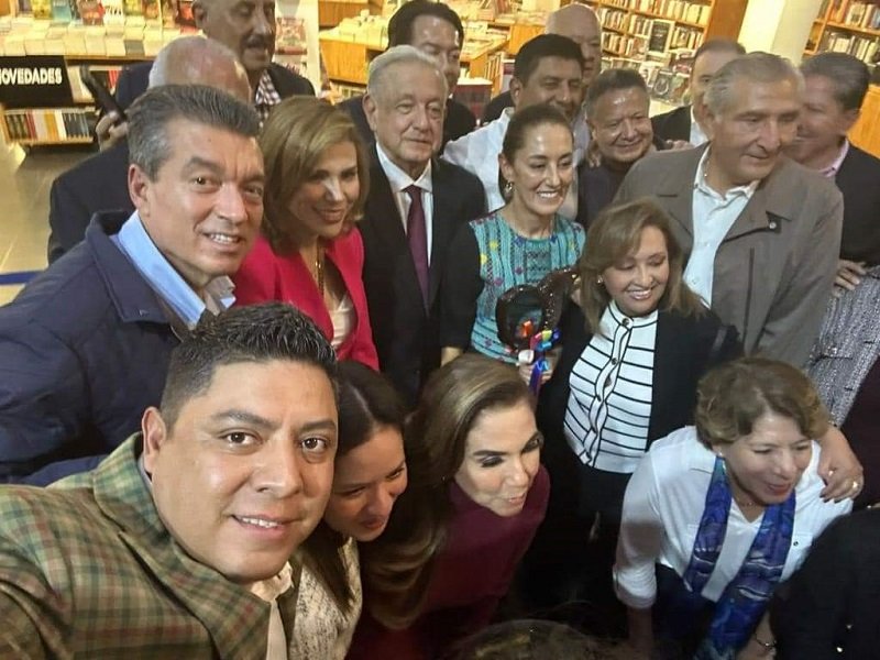 Menchaca Acompaña a Sheinbaum a Entrega de Bastón de Mando