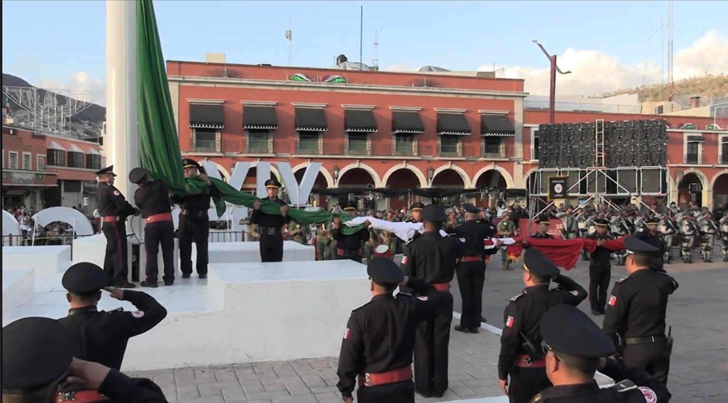 Encabezo Julio Menchaca a los Tres Poderes del Estado en el Arriamiento de la Bandera de México en Plaza Juárez
