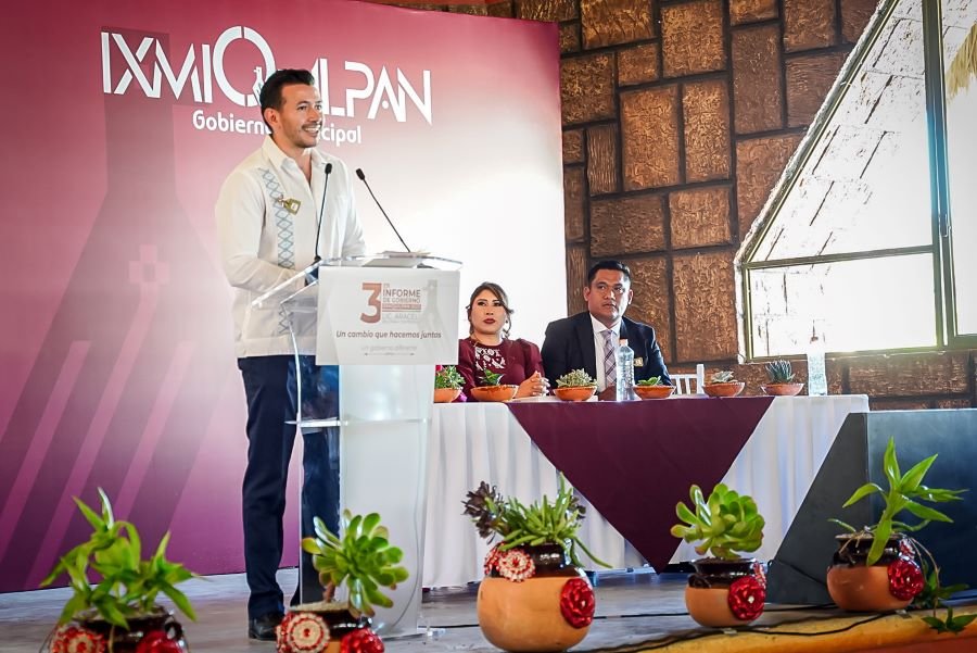 Miguel Tello Asistió al Tercer Informe de Ixmiquilpan en representación del Ejecutivo estatal