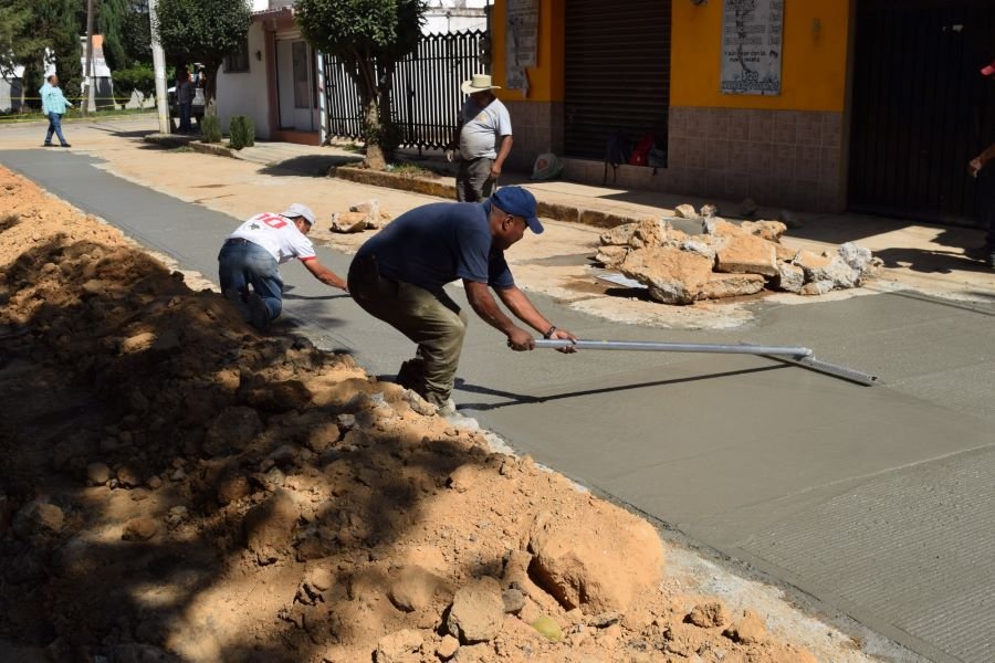 Se Cambia Tubo de Drenaje en Jardines del Sur Por Hundimiento de la Carpeta Asfáltica