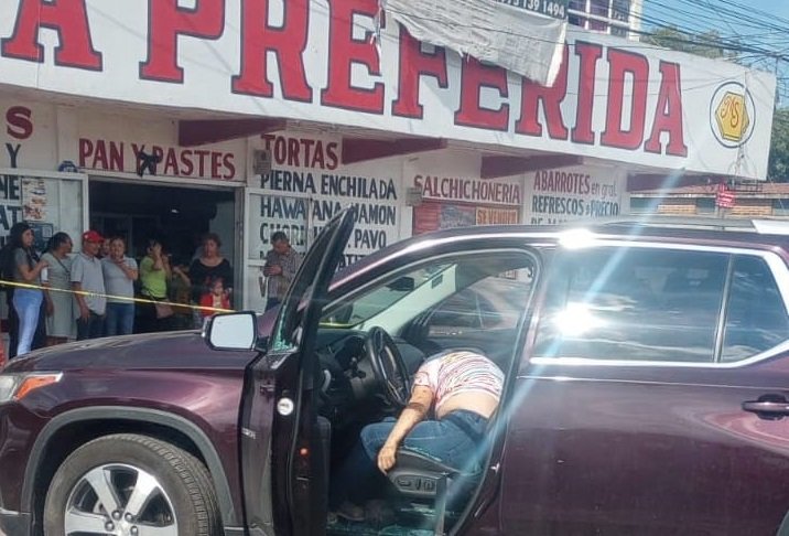 Asesina a mujer en su camioneta