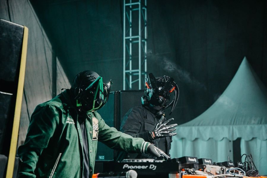 Asistentes disfrutan presentaciones musicales en la Feria de San Francisco