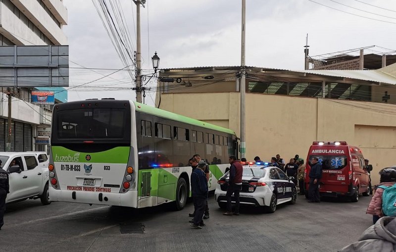 Choco un Tuzobús en la Diagonal de las Calles de Allende y Matamoros, donde se Ubica una Iglesia