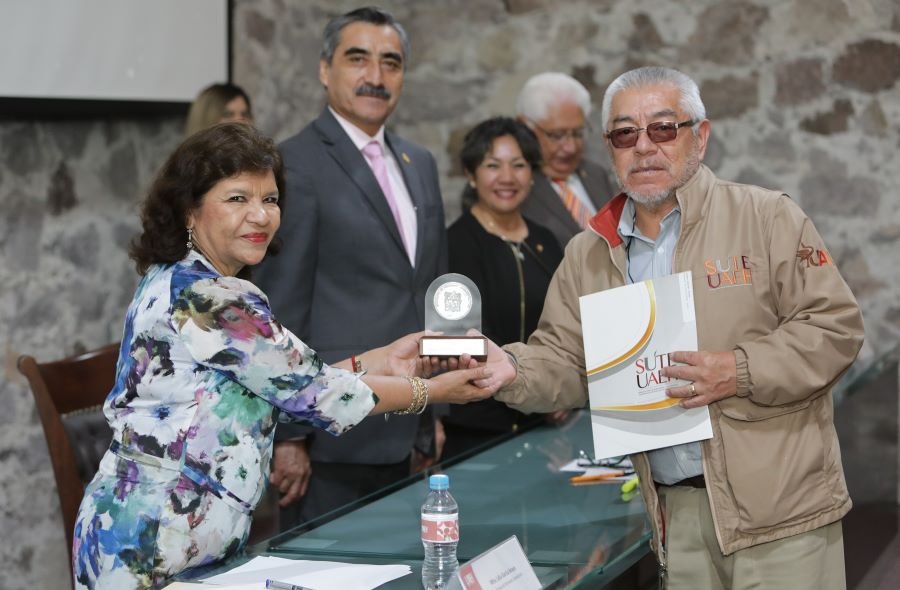 Reconoce UAEH Antigüedad de 75 Trabajadores al Servicio de la Educación