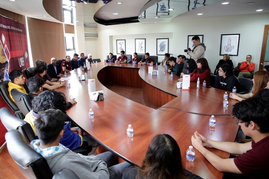 Se Reúne Rector Con Alumnado Que Estuvo Varado en Acapulco