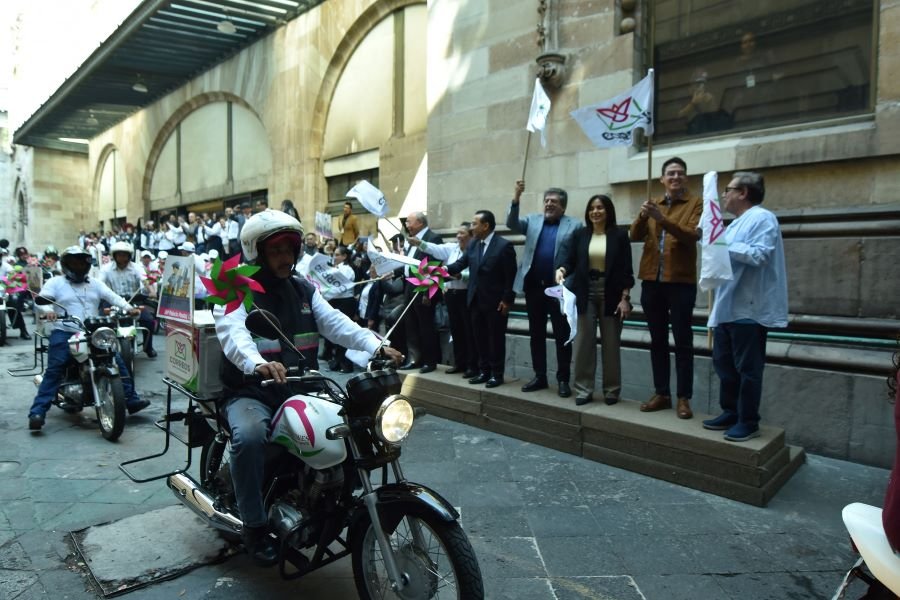 Carteros y Empleados Postales Brindan Un Servicio Público Cercano a La Gente