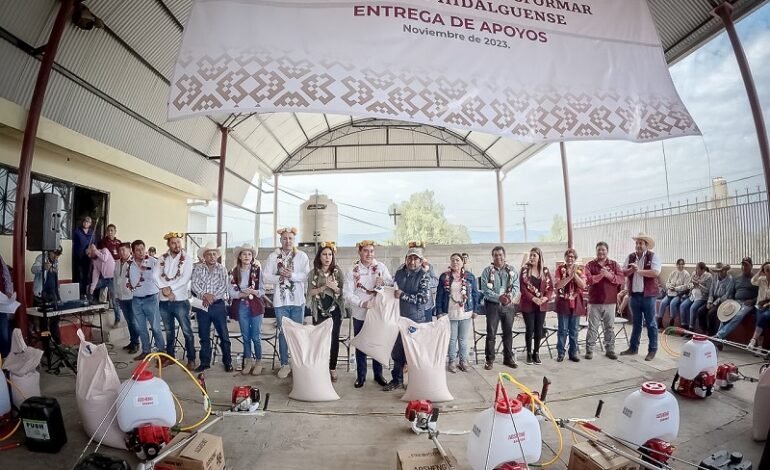 Entregan Equipo Agrícola y Paquetes de Conejos a Productores de Diferentes Municipios