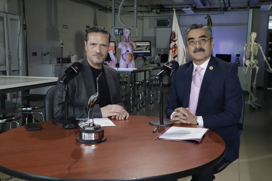 Francisco Zea Presenta En Vivo “Imagen Informativa” en Laboratorios de Prepa 1