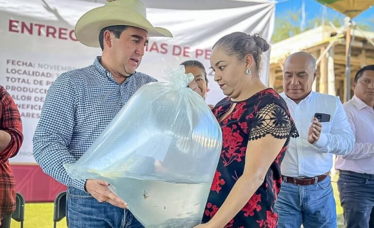 Productoras y Productores de Atlapexco y Villa de Tezontepec Recibieron 514 Paquetes de Aves de Doble Postura, Fertilizante y Equipo Agrícola