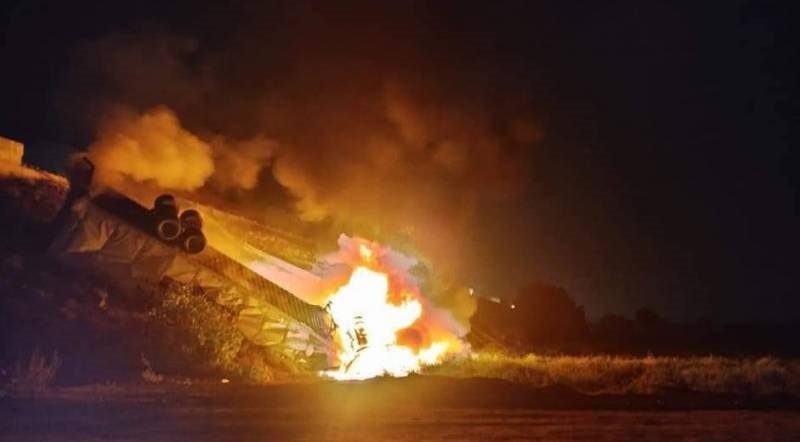 Tráiler Cargado Con Más de 20 Toneladas de Barras Estabilizadoras Para Vehículos, Cayo de un puente y se Incendió en el Arco Norte