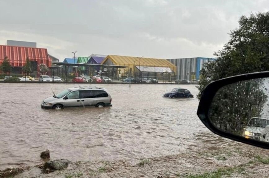 Terrible Tormenta se Abatió en Pachuca, Causando Encharcamientos en Inundaciones de Vías de Comunicación