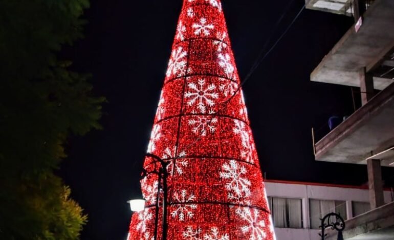 Con Música, Alegría y Un Gran Ambiente Familiar Fue Encendido El Árbol de Navidad en El Corazón de Tulancingo