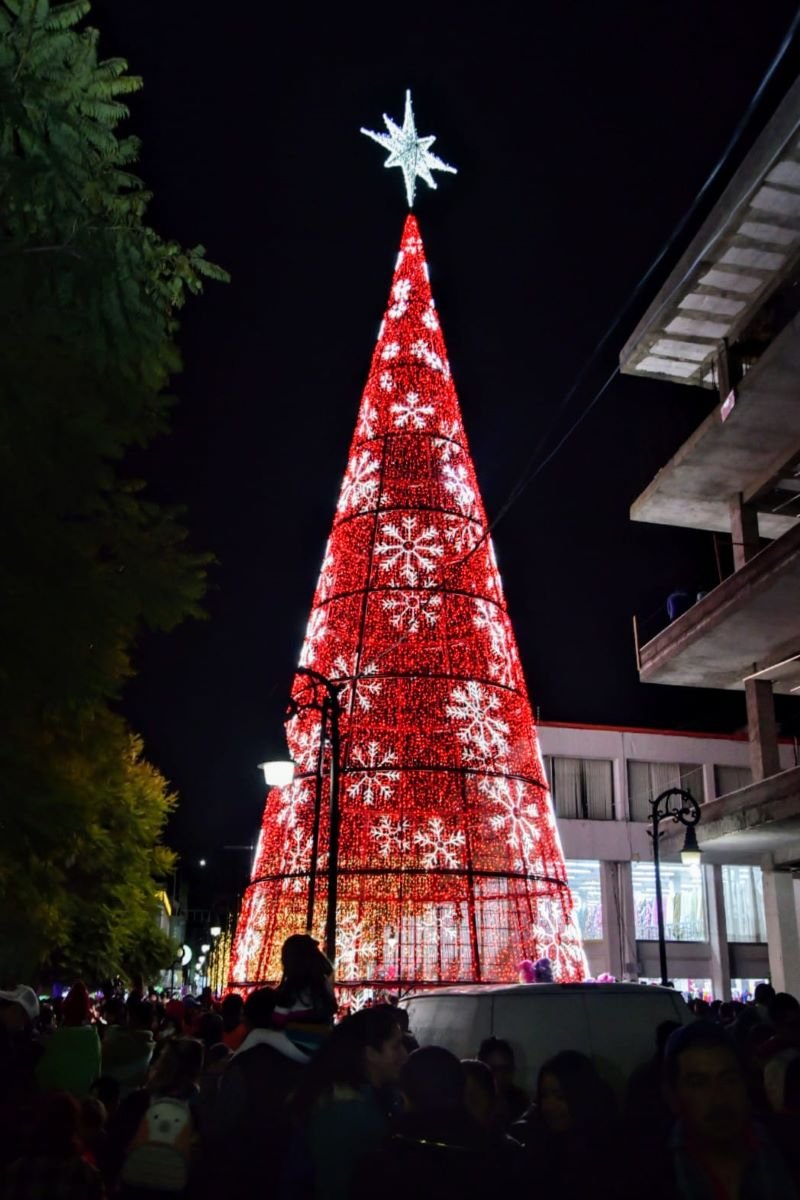 Con Música, Alegría y Un Gran Ambiente Familiar Fue Encendido El Árbol de Navidad en El Corazón de Tulancingo