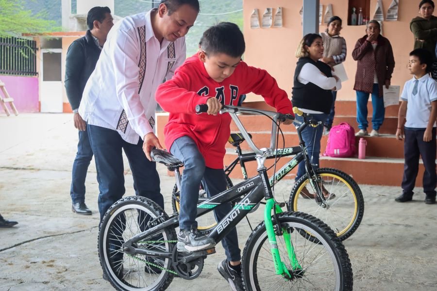 Equipa la CEDSPI a Niños Y Niñas Con “Bicis” Para Trasladarse a Su Escuela