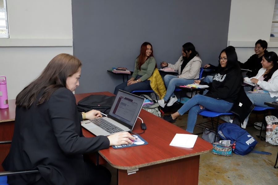 Experta Universitaria Explica la Infodemia y Cómo Identificar “Fake News”