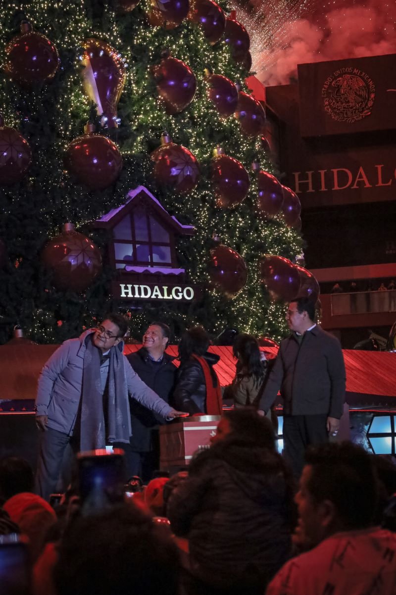 Encendido del Árbol Navideño en la Plaza Juárez de la Capital Hidalguense