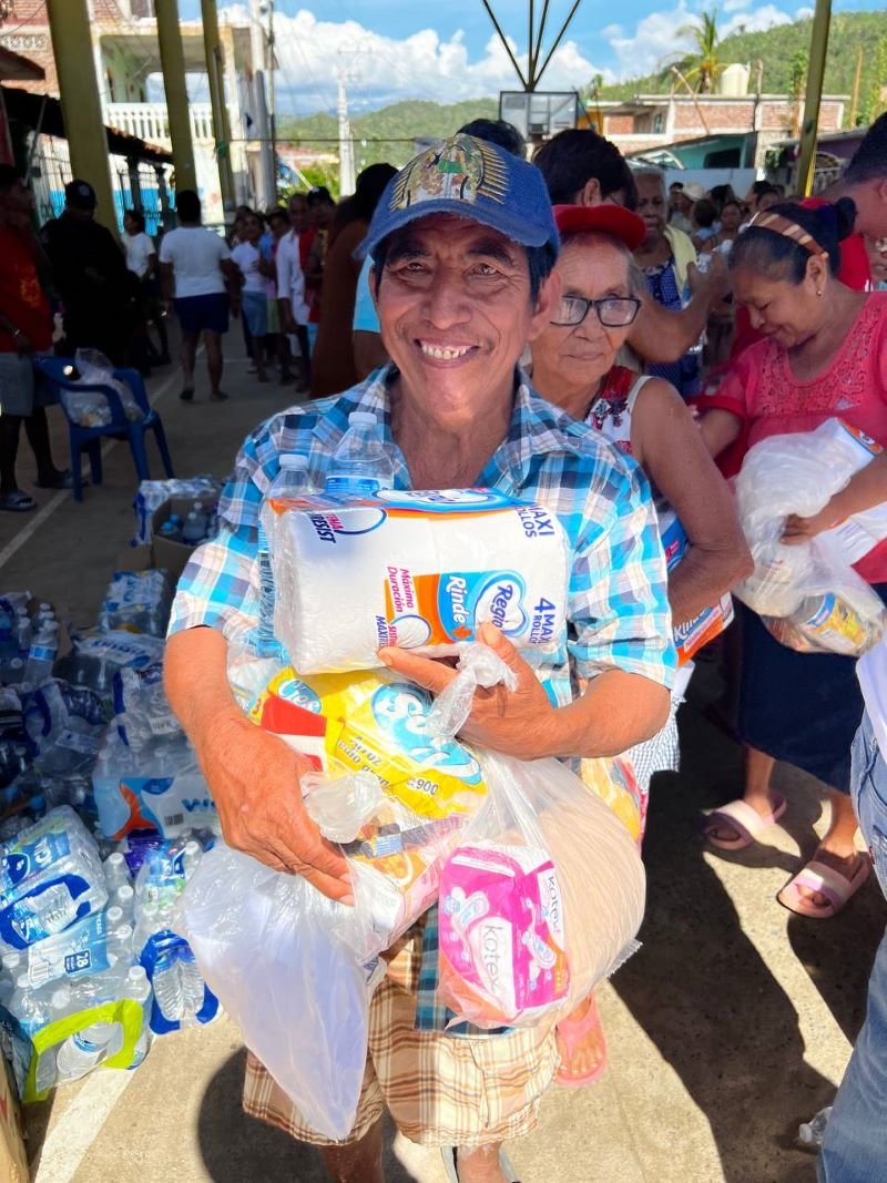 UAEH Entrega Víveres a Población Afectada por Otis en Guerrero