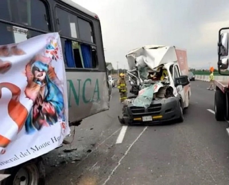 Un Camión del Pan BIMBO Choco por Alcance con Autobús Que Transportaba Peregrinos. Hay 10 Heridos