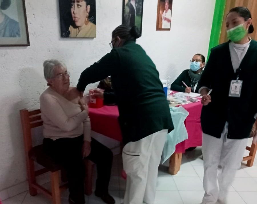 Vacunación Contra Neumococo, Influenza y Tétanos en La Casa Club de La Tercera Edad en Tulancingo