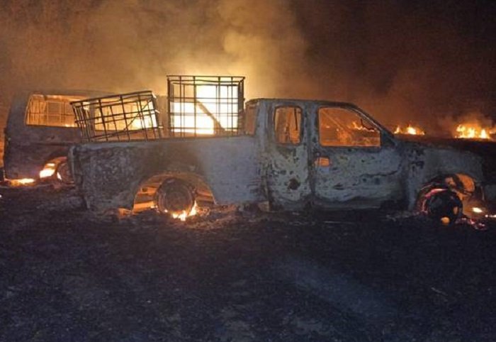 Huachicoleros Incendiaron Dos Camionetas Cerca de Ductos de Pemex, Donde se Localizó una Toma Clandestina