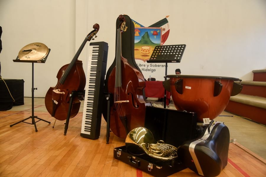 Julio Menchaca Entrega de Instrumentos Musicales a la Banda Sinfónica del Estado de Hidalgo.