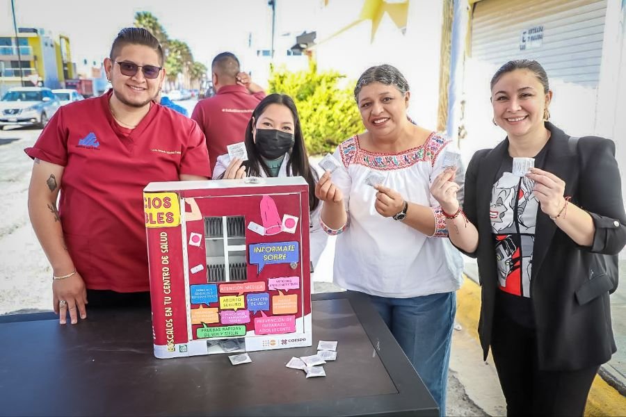SSAH Entrega Máquina Expendedora de Preservativos al Centro de Salud en San Agustín Tlaxiaca